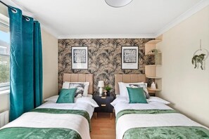 2 bedrooms, iron/ironing board, bed sheets - Central London Stay | Driveway Parking - Sleeps 6 (London)