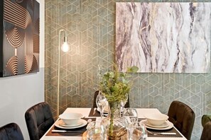 Dining - Central London Stay | Driveway Parking - Sleeps 6 (London)