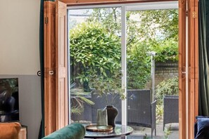 TV - Central London Stay | Driveway Parking - Sleeps 6 (London)