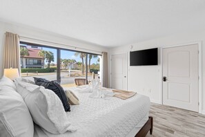 3 habitaciones, escritorio y tabla de planchar con plancha 