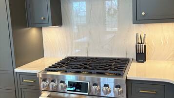 Een koelkast, een microgolfoven, een oven, een kookplaat