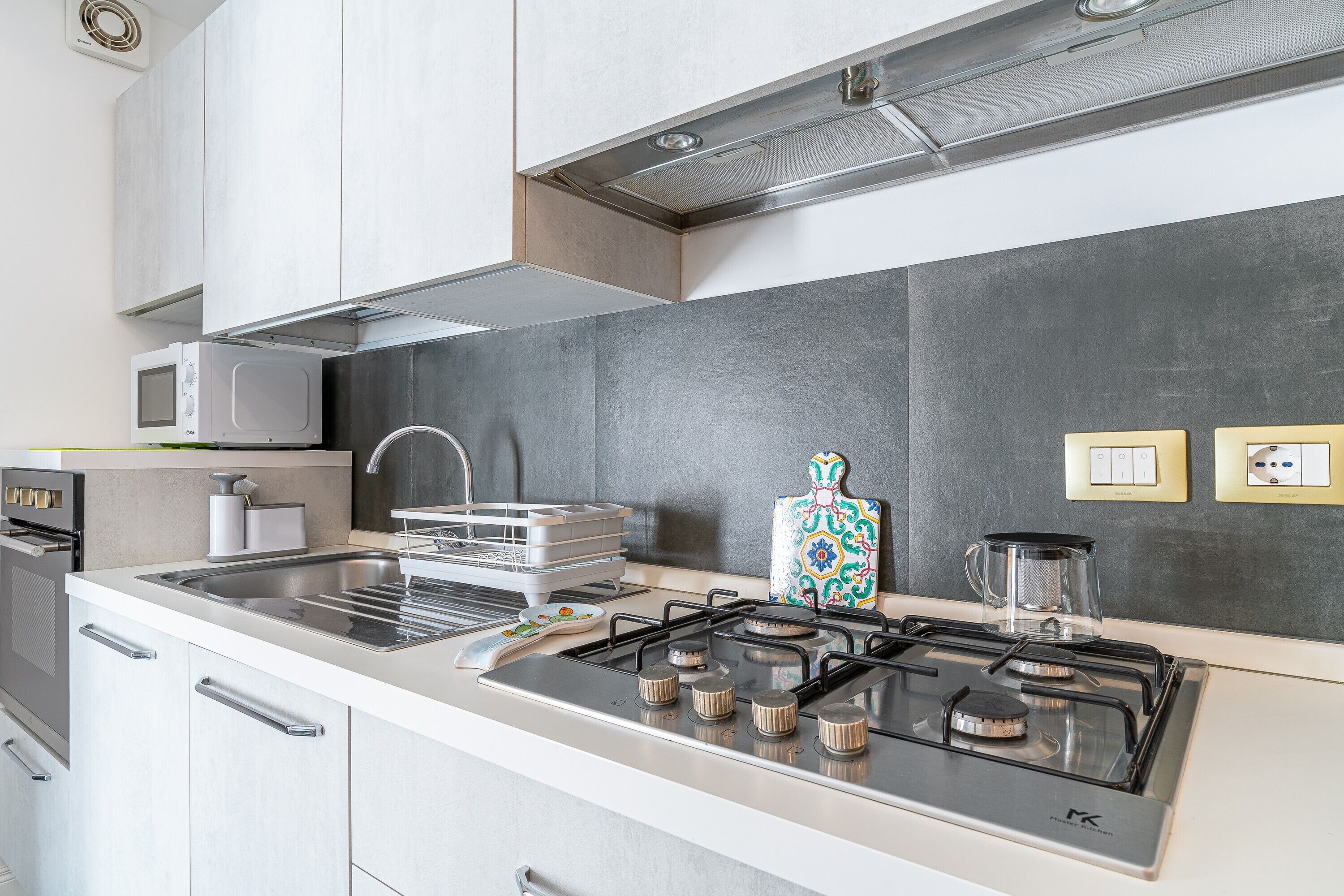 Refrigerador, microondas, horno y parrilla de estufa 