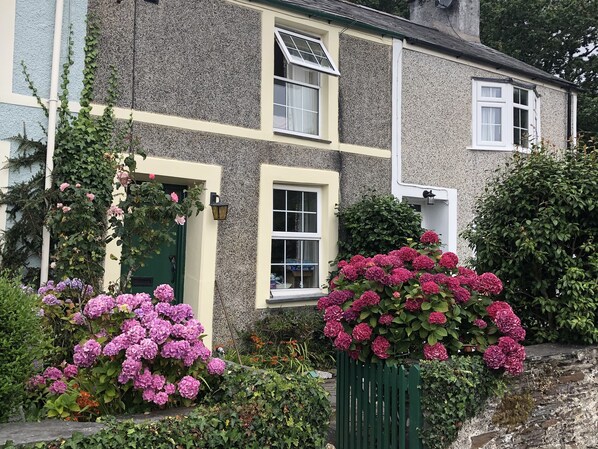 Exterior detail - 12 Glyn Terrace (Porthmadog)
