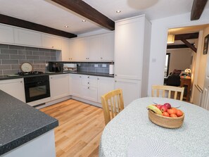 Dishwasher, cookware/dishes/utensils - Ivy Cottage (Abergele)