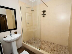 Suite ejecutiva | Baño | Bañera y ducha independientes y artículos de higiene personal gratuitos
