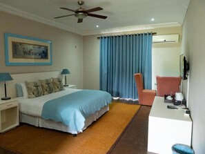 Suíte luxo | Escrivaninha, ferros/tábuas de passar roupa, Wi-Fi de cortesia