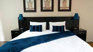 Executive Suite | Desk, iron/ironing board, free WiFi