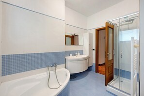 Shower, hair dryer, towels - Apartment 'Grand Terrace Family Home' with Private Terrace, Wi-Fi and Air Conditioning (Sorrento)