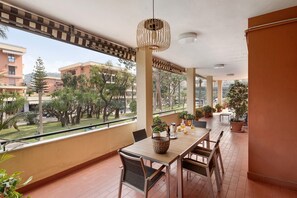 Outdoor dining - Apartment 'Grand Terrace Family Home' with Private Terrace, Wi-Fi and Air Conditioning (Sorrento)