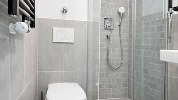 Dusche, Haartrockner, Handtücher, Seife