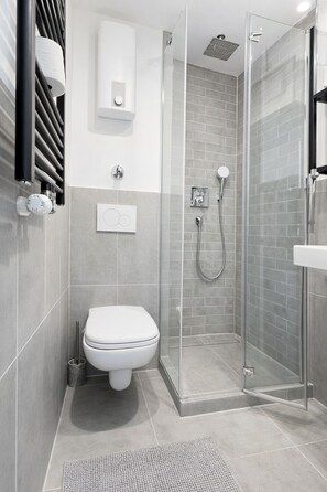 Dusche, Haartrockner, Handtücher, Seife