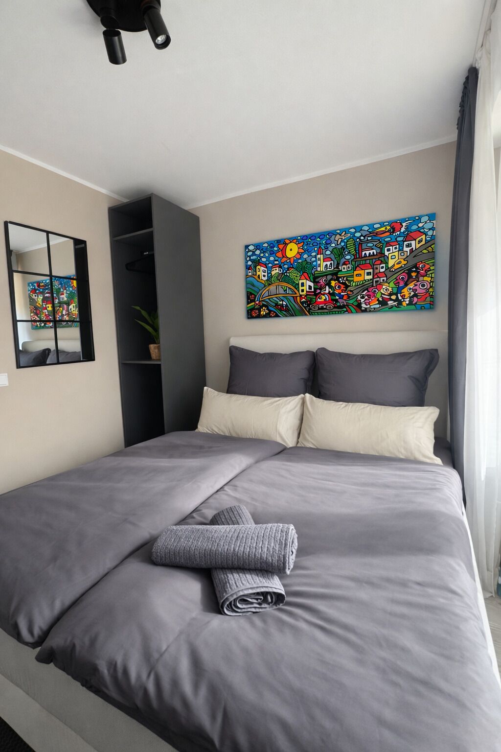 Comfort Room, City View