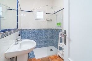 Shower, hair dryer, towels - Cubo's Casa Guti / rural / private pool / covered terrace / free wifi (Alhaurín el Grande)