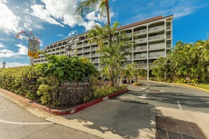Exterior - Beachfront studio in historic Lahaina with lanai views summer deals (Lahaina)