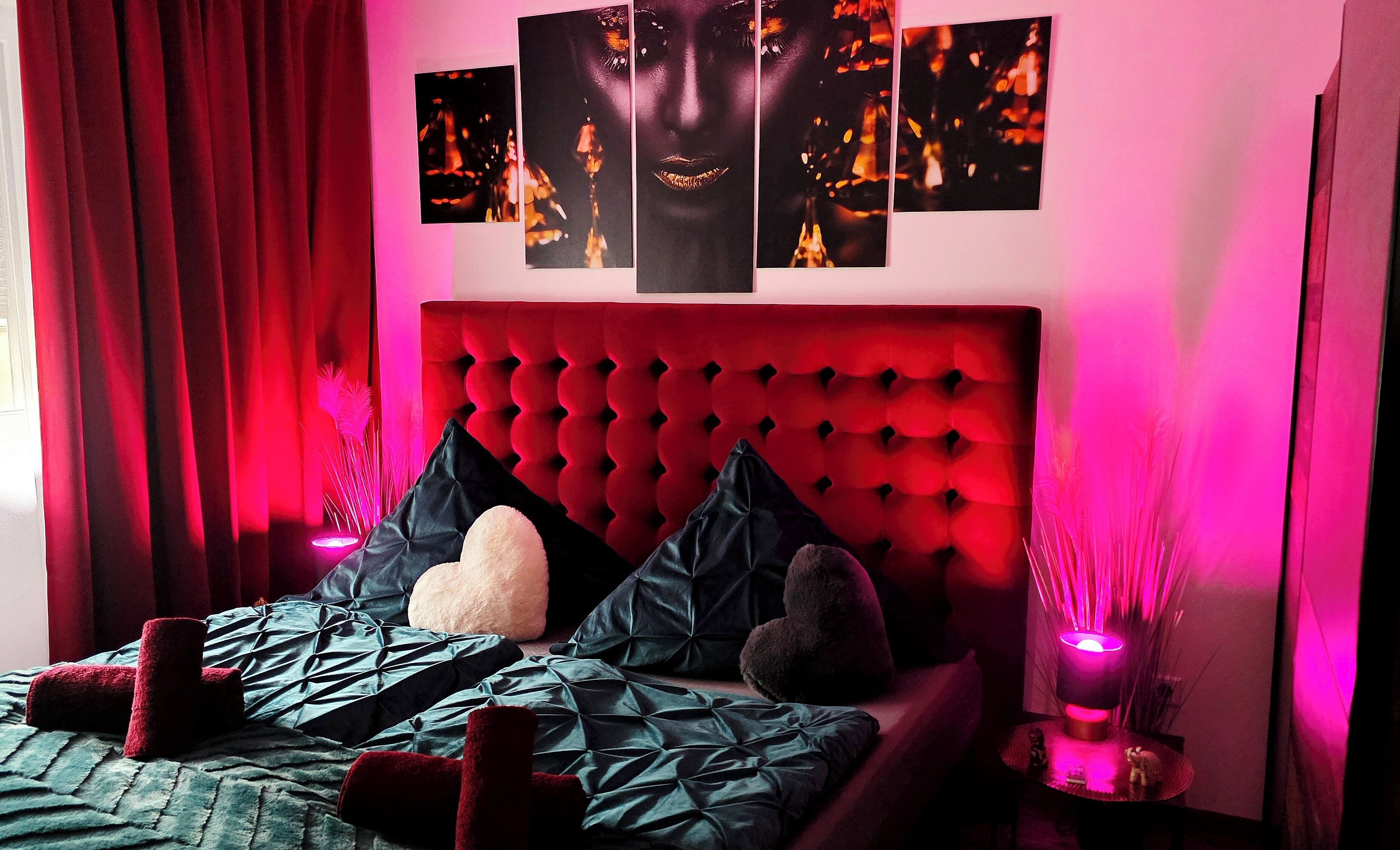 Una camera da letto con una testiera trapuntata, un letto con biancheria decorata e una lampada da comodino.
