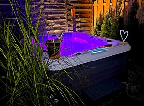 Outdoor spa tub - Ferienhaus Mefady Stadtkyll (Stadtkyll)