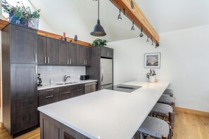 Fridge, microwave, oven, stovetop - Spacious 4-bedroom, 3-bath condo in Telluride’s West End (Telluride)