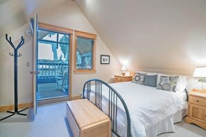 4 bedrooms, desk, iron/ironing board, free WiFi