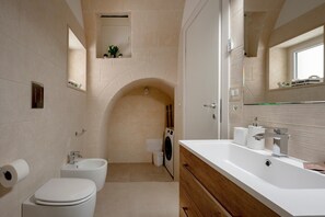 Een douche, een haardroger, handdoeken