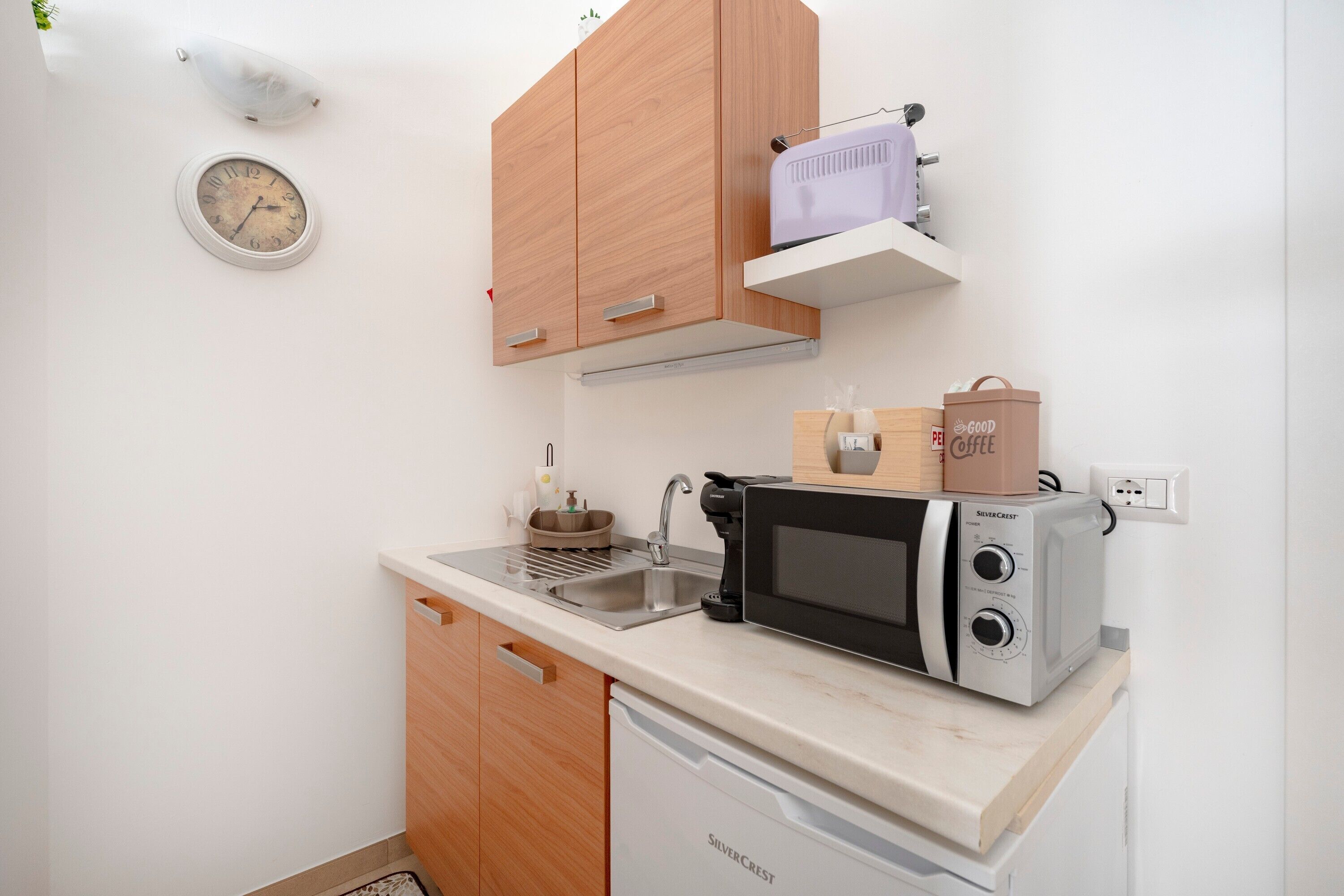 Réfrigérateur, micro-ondes, cafetière/bouilloire