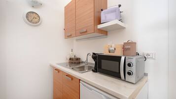 Réfrigérateur, micro-ondes, cafetière/bouilloire