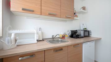 Frigorífico, microondas y utensilios de cocina