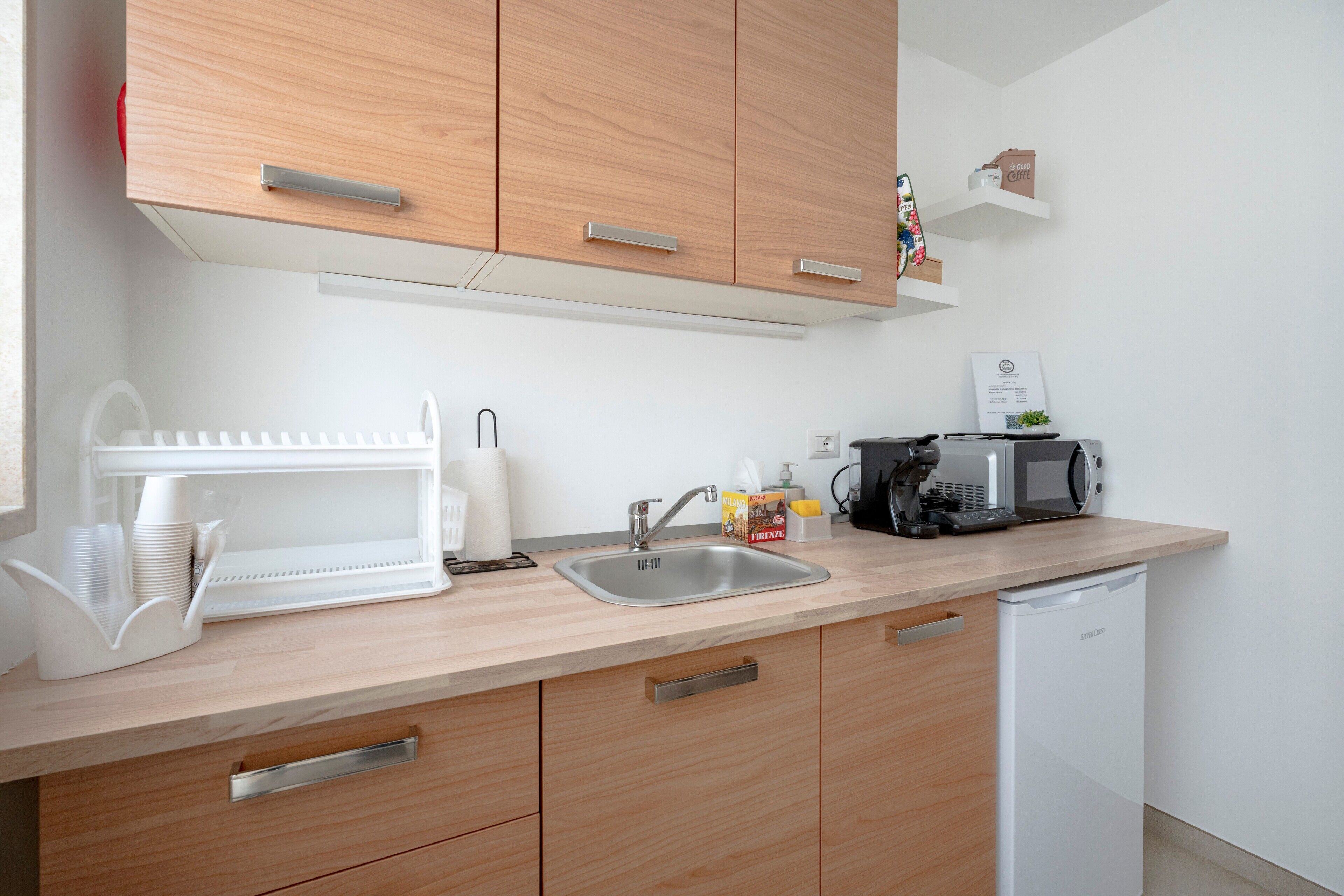 Kjøleskap, mikrobølgeovn og kjøkkenutstyr