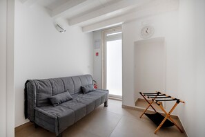 TV - Apartment 'Stella' with Wi-Fi (Mola di Bari)