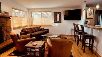 Smart TV, libros y monitor de computadora