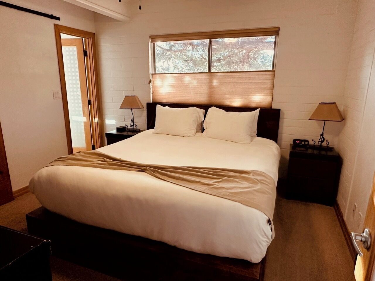 2 habitaciones, escritorio, tabla de planchar con plancha y wifi gratis 