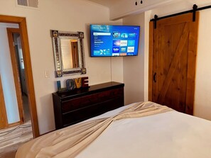 2 bedrooms, desk, iron/ironing board, free WiFi