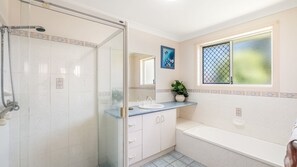 Shower - Waratah Retreat - 2/4 Waratah (Evans Head)