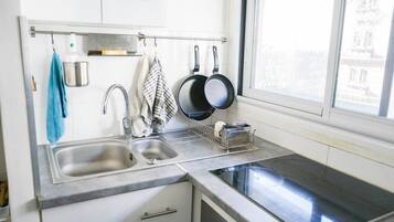 Frigorifero, microonde, forno, piano cottura