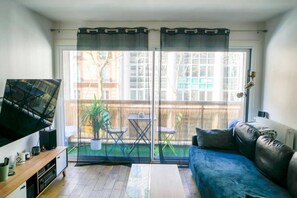 Smart TV, books, stereo, computer monitors - 43m2 near metro, Roland-Garros & Parc des Princes (Boulogne-Billancourt)