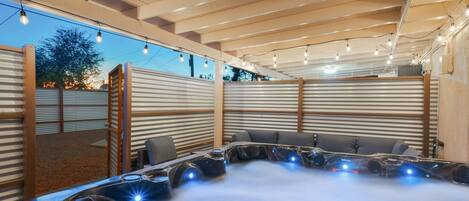 Family House, Pets Allowed | Outdoor spa tub