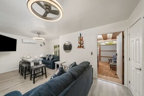 Casa familiar, se aceptan mascotas | Área de sala de estar