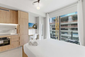 Desk, iron/ironing board, WiFi, bed sheets - Modern Studio Near FIFA Fan Fest | Pool + Skyline Views (Miami)