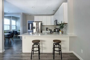 Fridge, microwave, oven, stovetop - Hunter's Knoll on Rainbow Row | Walk to Forsyth (Savannah)
