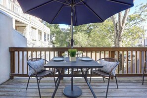 Outdoor dining - Hunter's Knoll on Rainbow Row | Walk to Forsyth (Savannah)