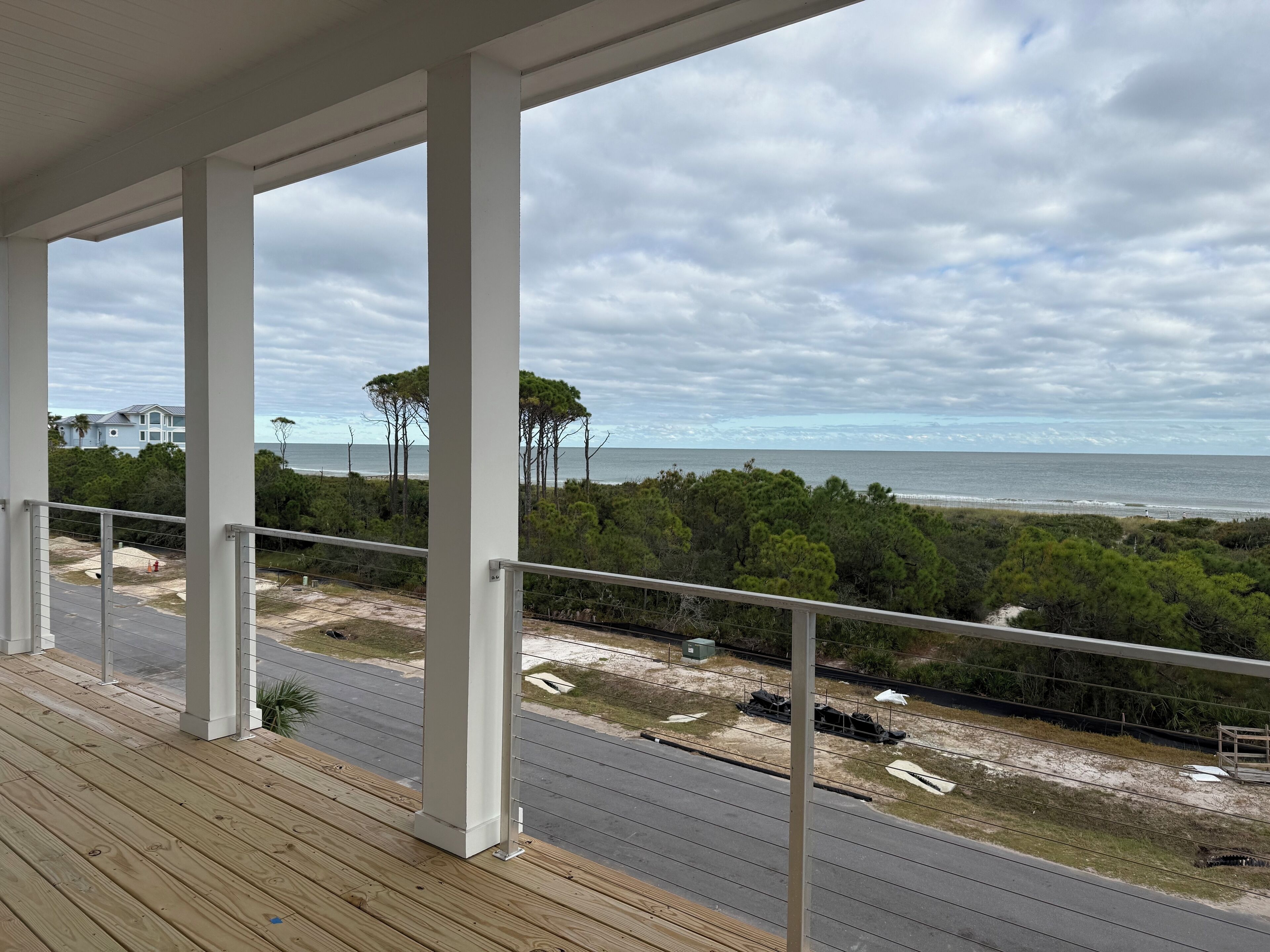Un balcon avec vue sur la plage et l’océan.