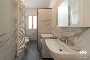 Villa, Garden View | Bathroom | Shower, rainfall showerhead, hair dryer, bidet - Villa Sunset Escape (Solarino)