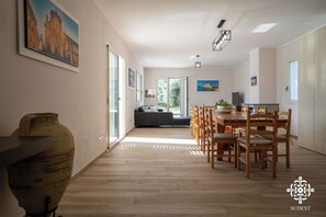 빌라, 정원 전망 | 거실 공간