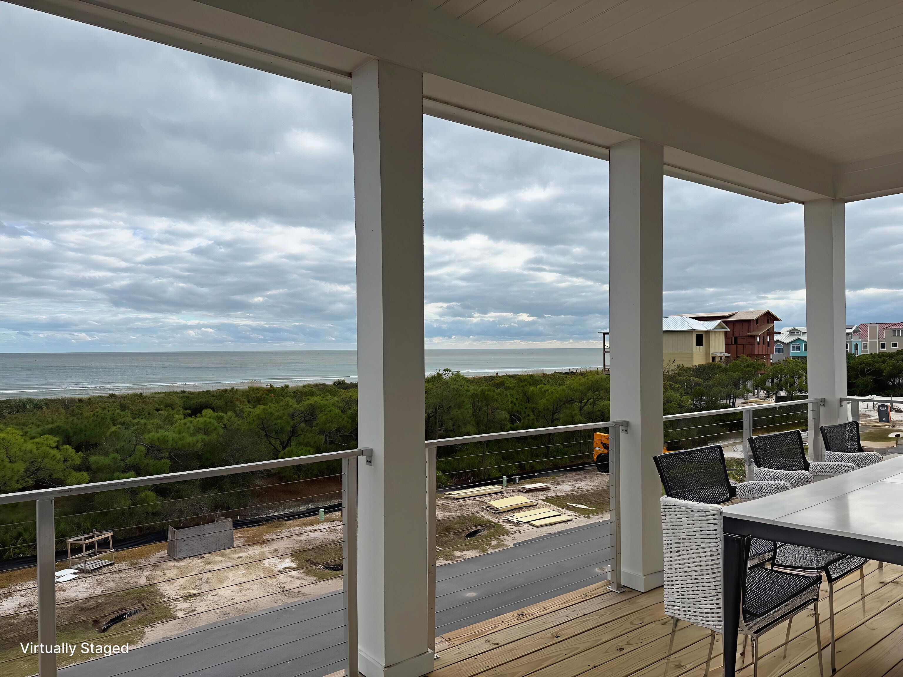 Ein überdachter Außenbereich mit Blick auf Strand und Meer.