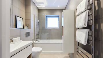 Apartment | Bilik Mandi | Gabungan pancuran/tab mandi, kelengkapan dandanan diri percuma