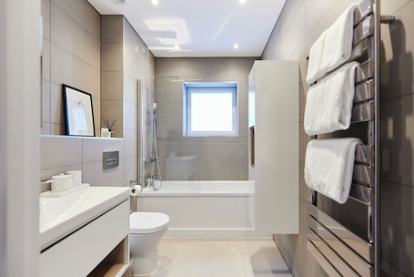 Apartment | Bathroom | Combined shower/tub, free toiletries, towels, soap. 2Bed Walk to Wembley Stadium & Arena