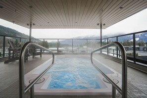Outdoor spa tub - Monashee Meadows in Mackenzie Village (Revelstoke)