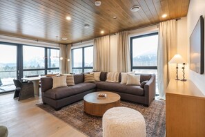 TV, fireplace - Mountain Magic at Mackenzie Village (Revelstoke)