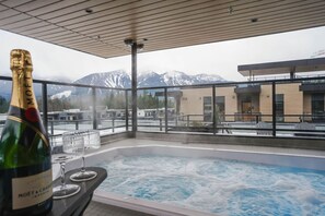 Outdoor spa tub - Mountain Magic at Mackenzie Village (Revelstoke)