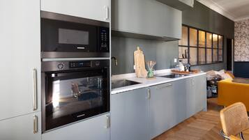 Geladeira, micro-ondas, fogão, cooktop