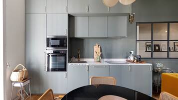 Réfrigérateur, micro-ondes, four, plaque de cuisson